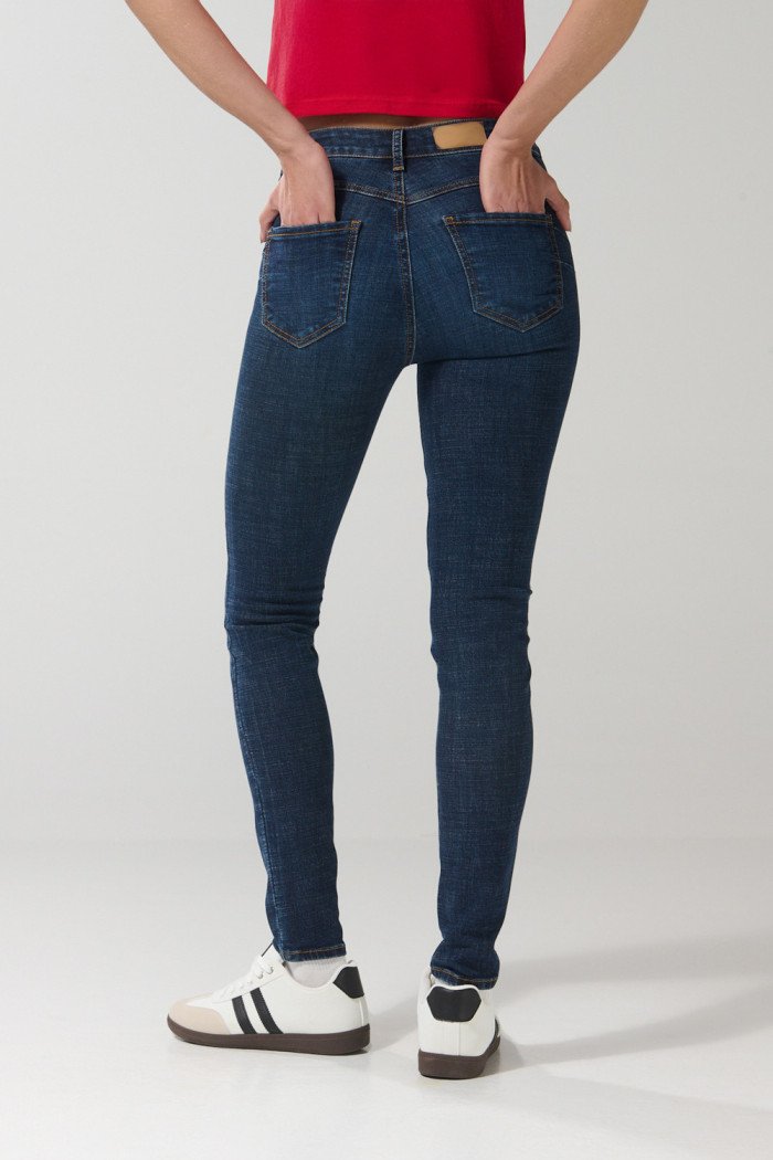 Jean azul oscuro con efecto push up, realce y tiro alto