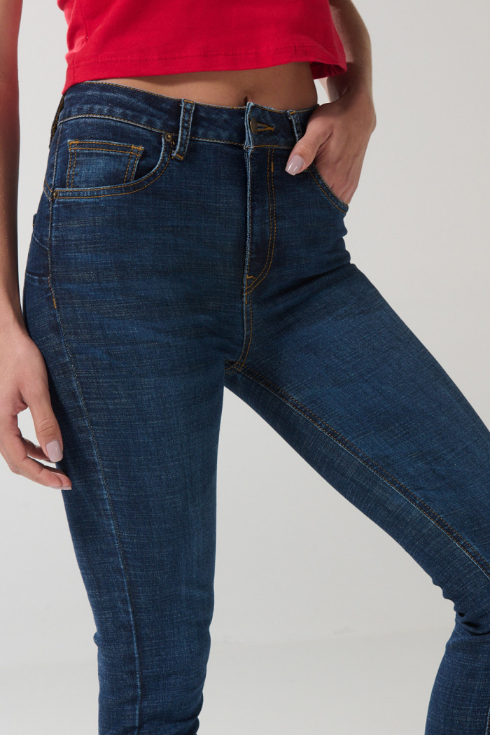 Jean azul oscuro con efecto push up, realce y tiro alto