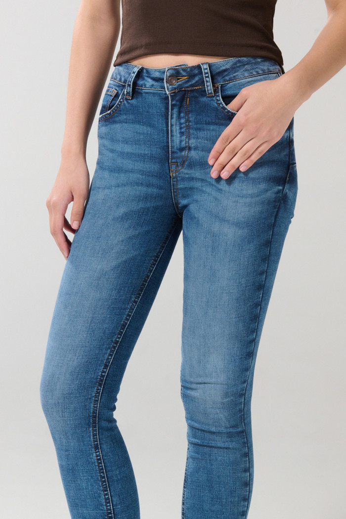 Jean push up tiro alto azul claro con realce y desgastes