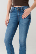 Jean push up tiro alto azul claro con realce y desgastes
