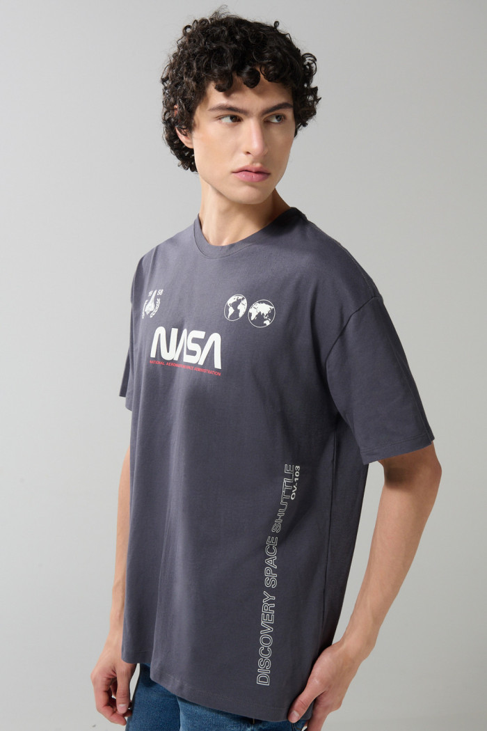 Camiseta gris intensa oversize manga corta de NASA