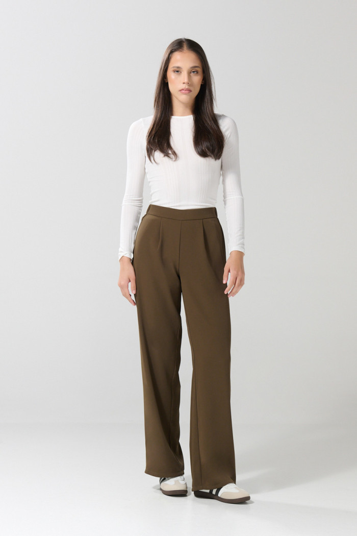 Pantalón verde oscuro palazzo con tiro alto y bota ancha