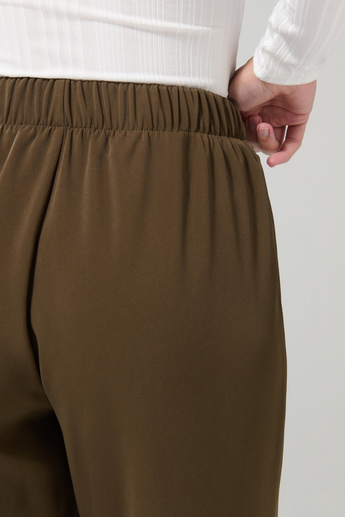 Pantalón verde oscuro palazzo con tiro alto y bota ancha