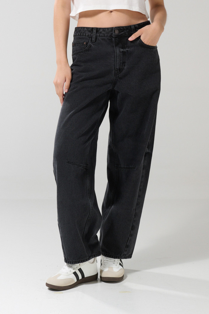 Jean barrel gris intenso con tiro medio y bota ancha