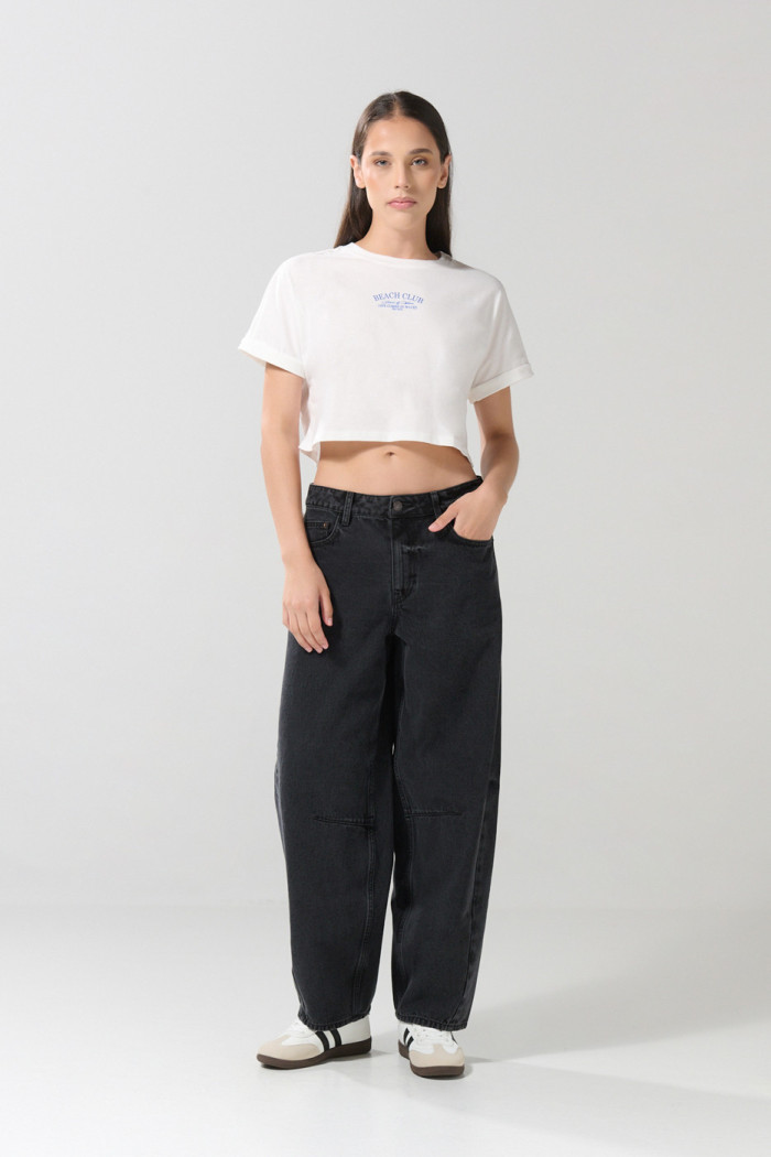 Jean barrel gris intenso con tiro medio y bota ancha