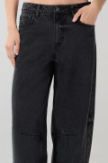 Jean barrel gris intenso con tiro medio y bota ancha