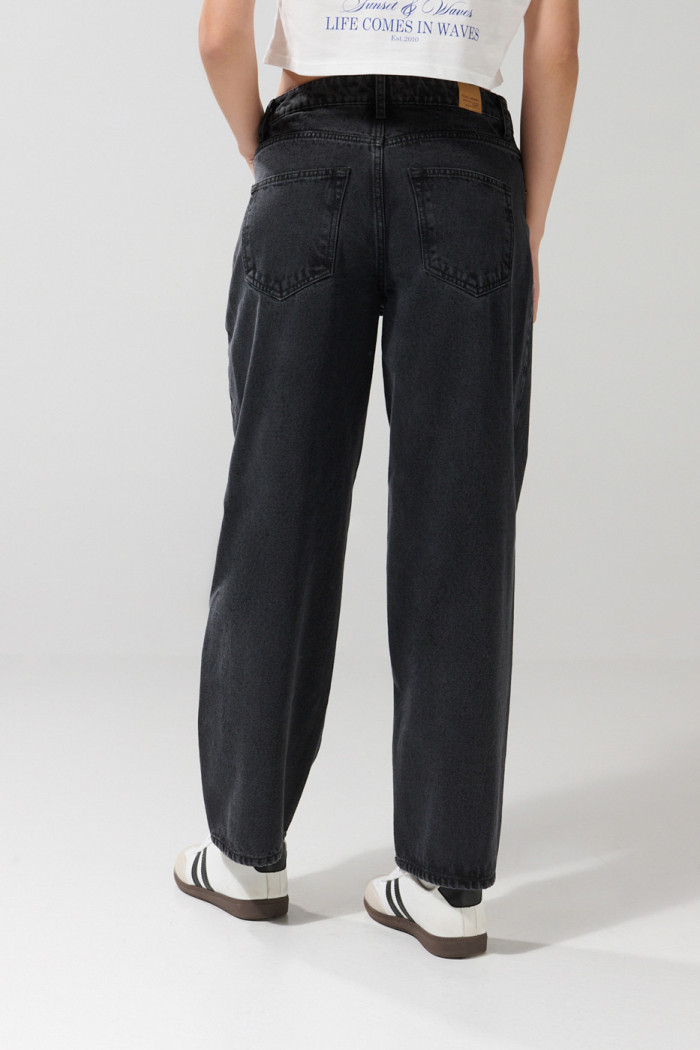 Jean barrel gris intenso con tiro medio y bota ancha