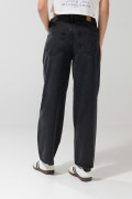 Jean barrel gris intenso con tiro medio y bota ancha