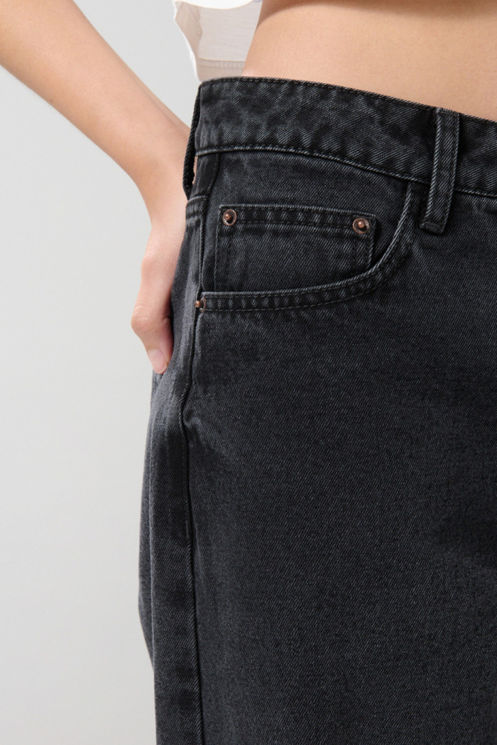 Jean barrel gris intenso con tiro medio y bota ancha