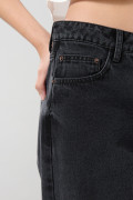 Jean barrel gris intenso con tiro medio y bota ancha