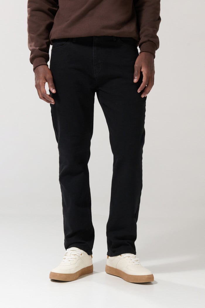 Jean negro tipo straight leg con tiro bajo y bota recta