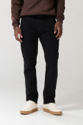 Jean negro tipo straight leg con tiro bajo y bota recta