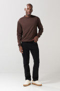 Jean negro tipo straight leg con tiro bajo y bota recta
