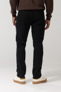 Jean negro tipo straight leg con tiro bajo y bota recta