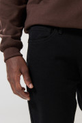 Jean negro tipo straight leg con tiro bajo y bota recta
