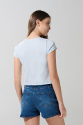 Camiseta azul clara college con texturas y manga corta