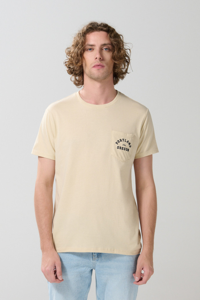 Camiseta unicolor college con bolsillo y cuello redondo