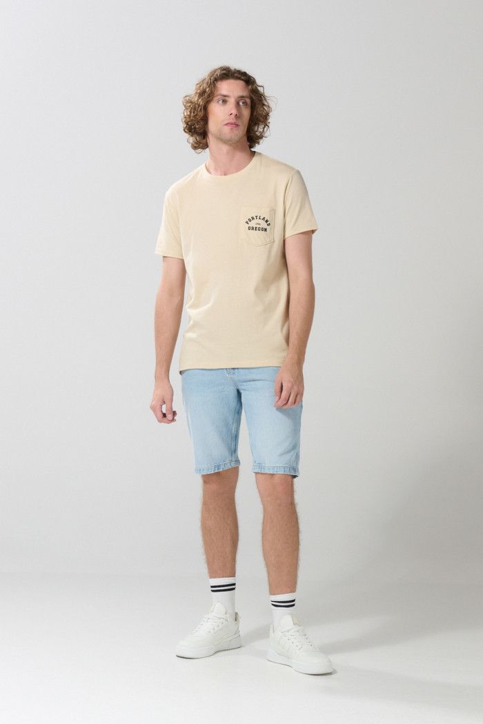 Camiseta unicolor college con bolsillo y cuello redondo