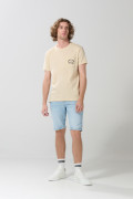 Camiseta unicolor college con bolsillo y cuello redondo