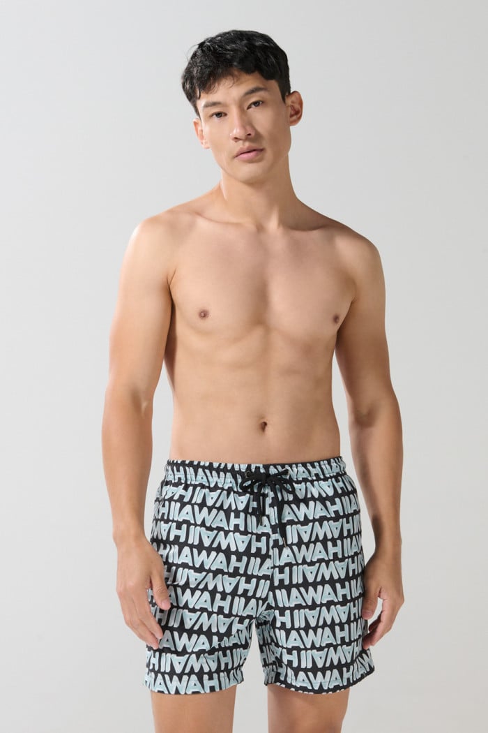 Bermuda tiro bajo playera negra con diseños de textos