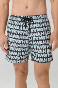 Bermuda tiro bajo playera negra con diseños de textos