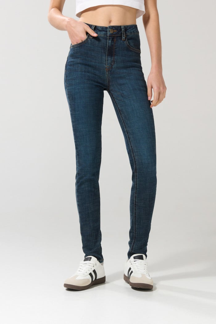 Jean azul oscuro push up con realce, bolsillos y tiro alto
