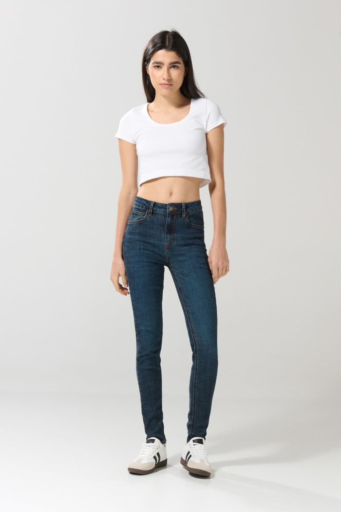 Jean azul oscuro push up con realce, bolsillos y tiro alto