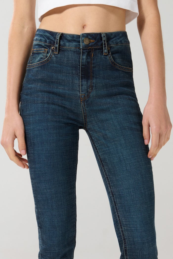 Jean azul oscuro push up con realce, bolsillos y tiro alto