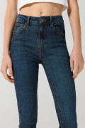 Jean azul oscuro push up con realce, bolsillos y tiro alto