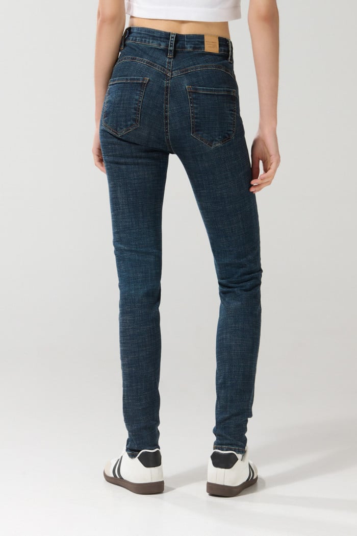 Jean azul oscuro push up con realce, bolsillos y tiro alto