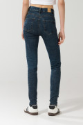 Jean azul oscuro push up con realce, bolsillos y tiro alto