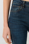 Jean azul oscuro push up con realce, bolsillos y tiro alto