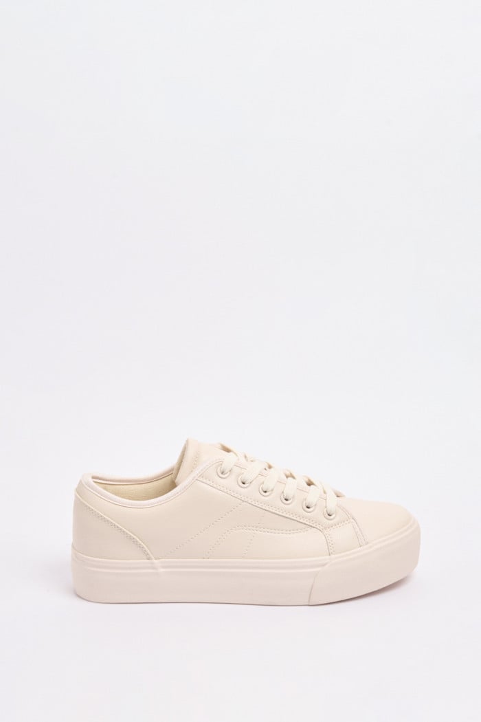 Tenis cremas claros casuales con suelas planas elevadas