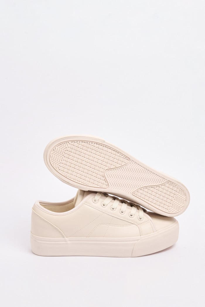 Tenis cremas claros casuales con suelas planas elevadas