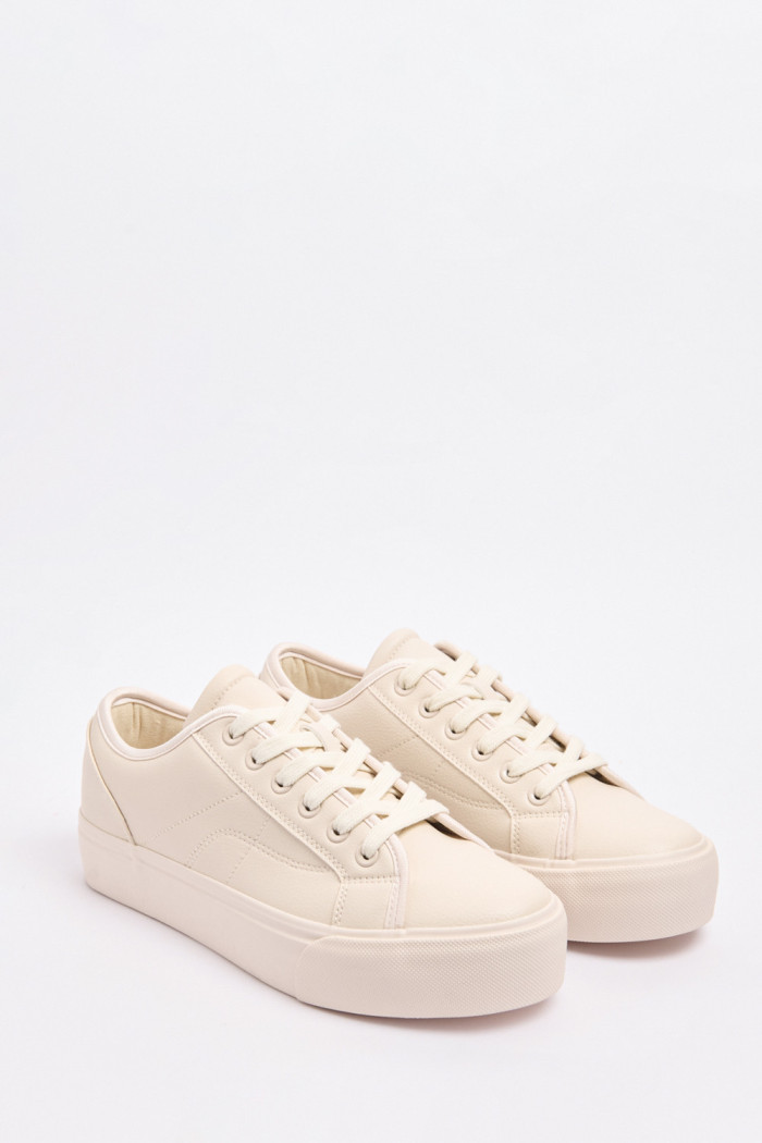 Tenis cremas claros casuales con suelas planas elevadas