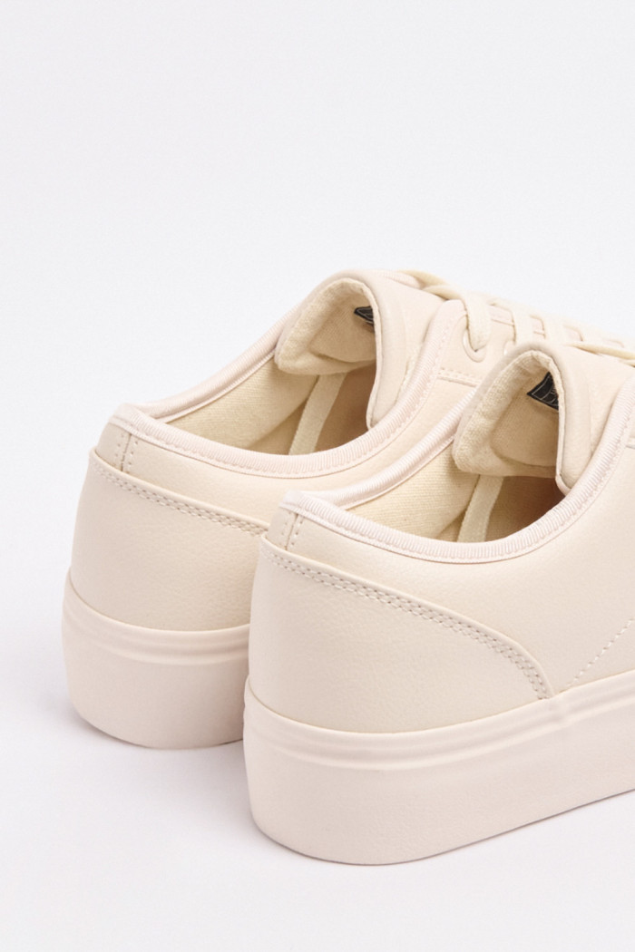 Tenis cremas claros casuales con suelas planas elevadas