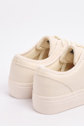 Tenis cremas claros casuales con suelas planas elevadas