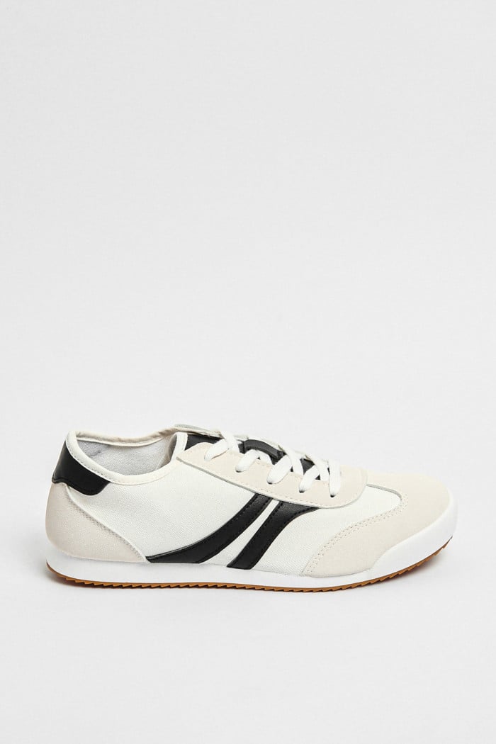 Tenis tipo casuales unicolores con contrastes laterales