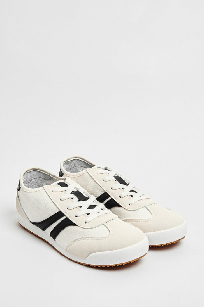 Tenis tipo casuales unicolores con contrastes laterales