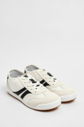 Tenis tipo casuales unicolores con contrastes laterales