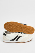 Tenis tipo casuales unicolores con contrastes laterales