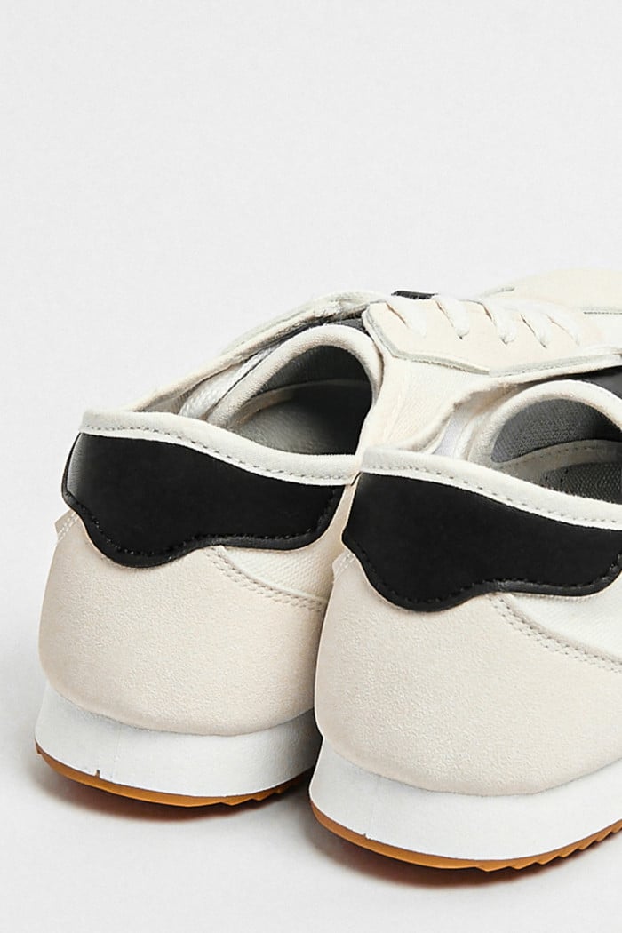 Tenis tipo casuales unicolores con contrastes laterales