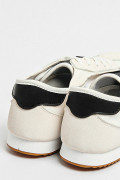Tenis tipo casuales unicolores con contrastes laterales