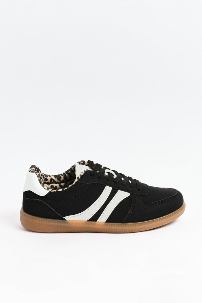 Tenis unicolores tipo casuales con contrastes y perforaciones