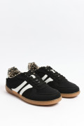 Tenis unicolores tipo casuales con contrastes y perforaciones