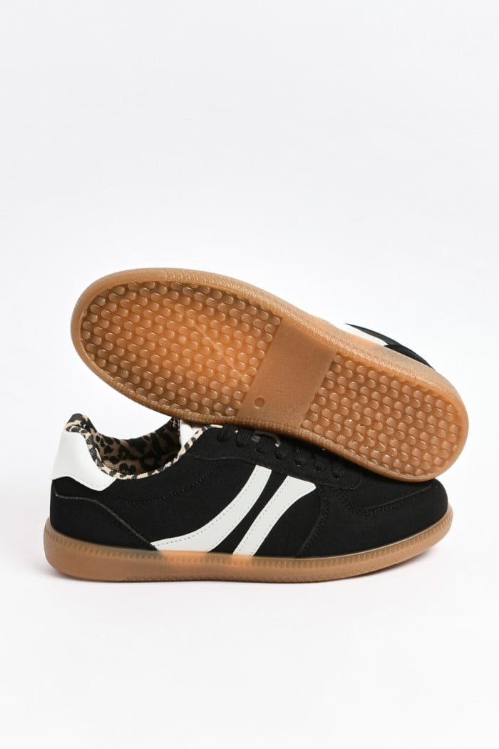 Tenis unicolores tipo casuales con contrastes y perforaciones