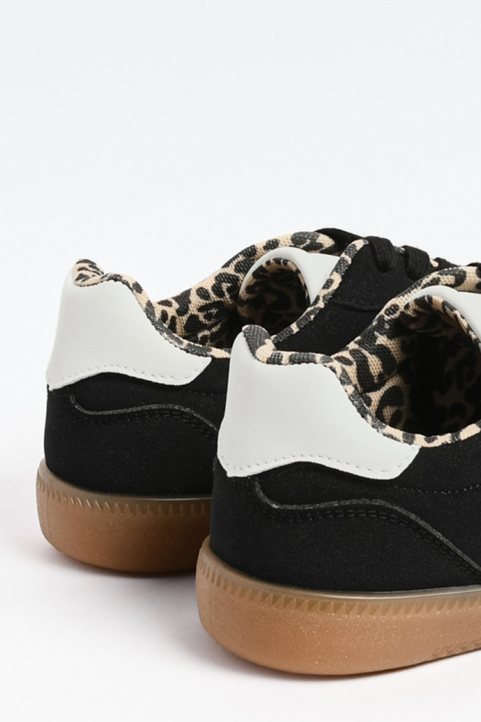 Tenis unicolores tipo casuales con contrastes y perforaciones