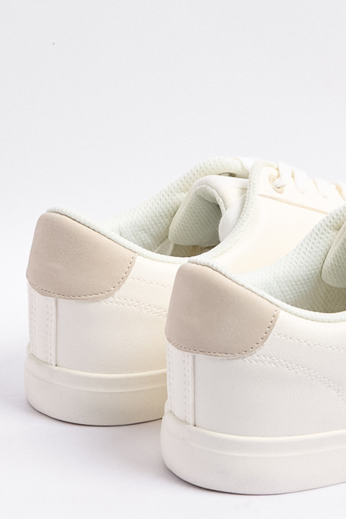 Tenis casuales blancos con contrastes y perforaciones