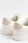 Tenis casuales blancos con contrastes y perforaciones