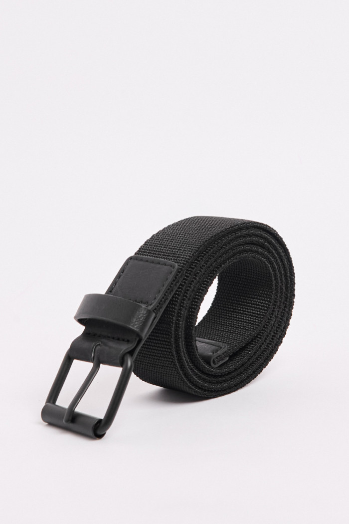 Cinturón tipo reata negro con hebilla y doble aguja